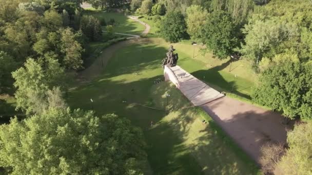 Kiev, Oekraïne: Babi Yar. Een massamoord op Joden. Luchtzicht — Stockvideo