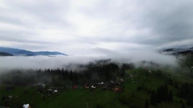 Ukrayna, Karpatlar: Dağlarda sis. Havadan.