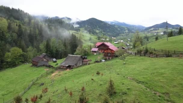 Ucraina, Carpazi: Casa in montagna Aerea. — Video Stock