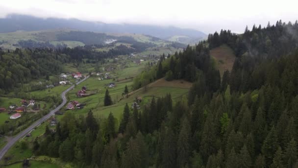 Oekraïne, Karpaten: Prachtig berglandschap. Luchtfoto — Stockvideo