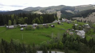 Ukrayna, Karpat Dağları: Dağlardaki köy. Havadan