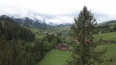 Ukrayna, Karpat Dağları: Dağlardaki köy. Havadan
