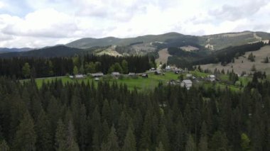 Ukrayna, Karpat Dağları: Dağlardaki köy. Havadan