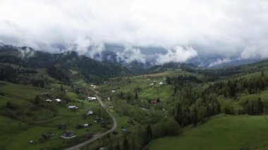 Ukrayna, Karpat Dağları: Dağlardaki köy. Havadan