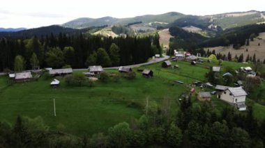 Ukrayna, Karpat Dağları: Dağlardaki köy. Havadan