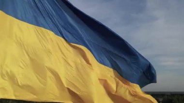 Rüzgarda savrulan Ukrayna bayrağı. Kyiv.