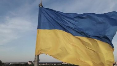 Rüzgarda savrulan Ukrayna bayrağı. Kyiv.