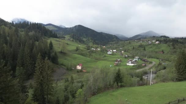 Ukraine, Carpates : Village dans les montagnes. Aérien