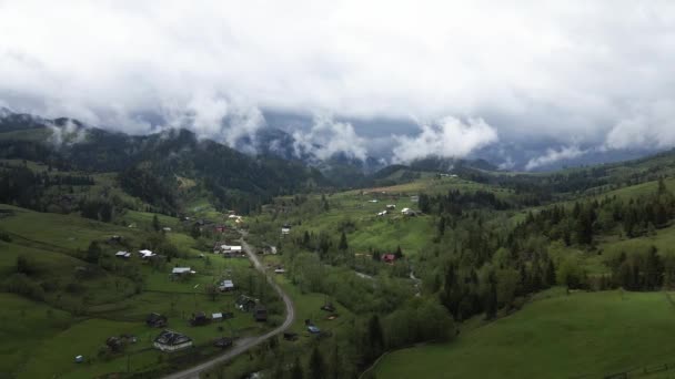 Ukraina, Karpaty: wieś w górach. Antena — Wideo stockowe
