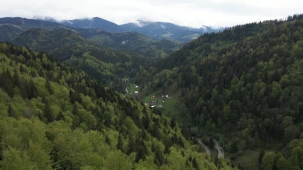 Ukraine, Carpates : Village dans les montagnes. Aérien — Video