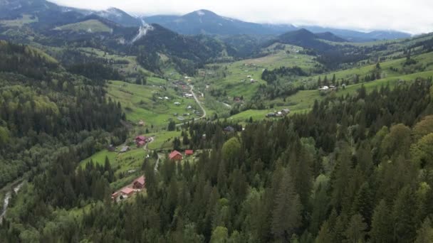 우크라이나, 카르파티아 산맥: 산에 있는 마을. 공중 비행 — 비디오