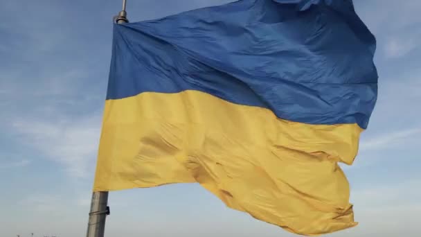 Bandera de Ucrania en el viento. Kiev. . — Vídeos de Stock