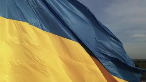 Флаг Украины на ветру. Киев . — стоковое видео