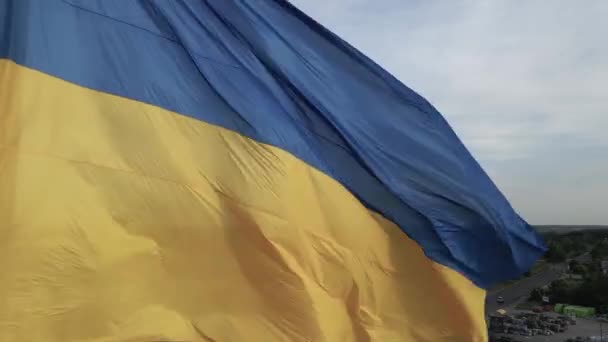 Bandera de Ucrania en el viento. Kiev. . — Vídeo de stock