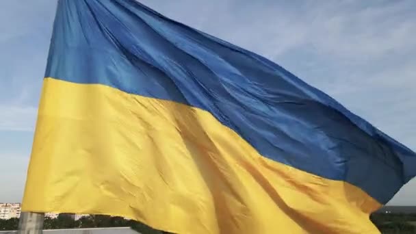 Bandera de Ucrania en el viento. Kiev. . — Vídeos de Stock