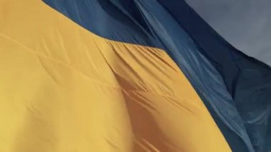 Rüzgarda savrulan Ukrayna bayrağı. Kyiv.