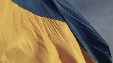 Rüzgarda savrulan Ukrayna bayrağı. Kyiv.