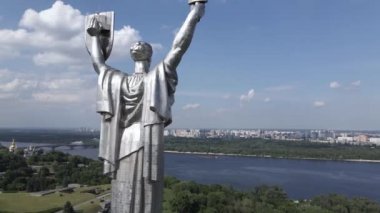 Kyiv, Ukrayna: Anavatan Anıtı 'nın havadan görünüşü.