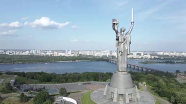 Kyiv, Ukrayna: Anavatan Anıtı 'nın havadan görünüşü.