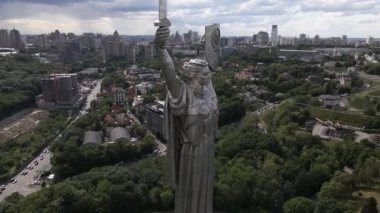 Kyiv, Ukrayna: Anavatan Anıtı 'nın havadan görünüşü.
