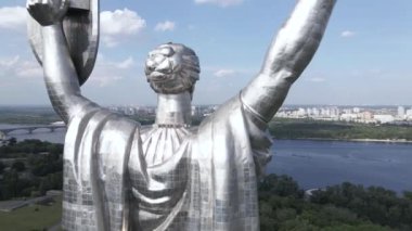 Kyiv, Ukrayna: Anavatan Anıtı 'nın havadan görünüşü.