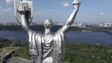 Kyiv, Ukrayna: Anavatan Anıtı 'nın havadan görünüşü.