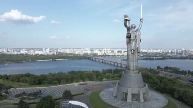 Kyiv, Ukrayna: Anavatan Anıtı 'nın havadan görünüşü.