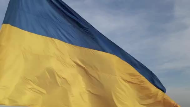 Drapeau de l'Ukraine dans le vent. Kiev. — Video