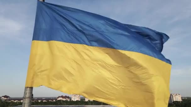 Bandera de Ucrania en el viento. Kiev. . — Vídeos de Stock