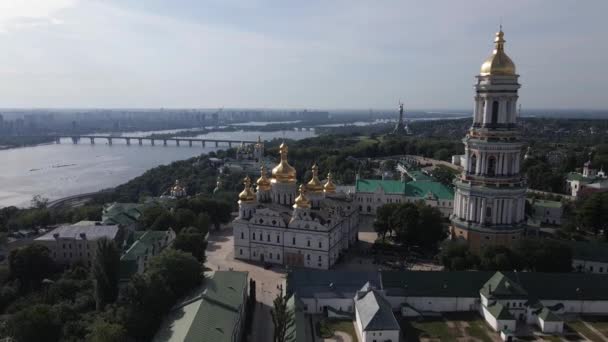 Kyjev. Ukrajina: Letecký pohled na Kyjev Pechersk Lavra. — Stock video