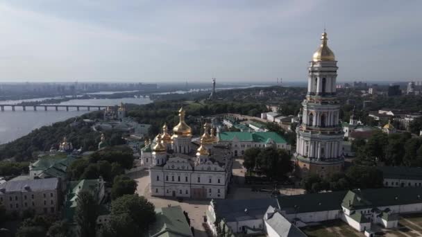 Kijevben. Ukrajna: Kijev Pechersk Lavra légi kilátása. — Stock videók