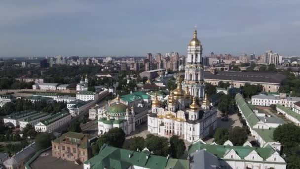 Kyiv. Ukrayna: Kyiv Pechersk Lavra 'nın hava manzarası. — Stok video