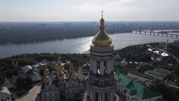 Kyiv. Ukrayna: Kyiv Pechersk Lavra 'nın hava manzarası. — Stok video