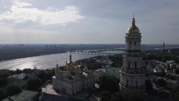 Kiev. Ucrania: Vista aérea de Kiev Pechersk Lavra . — Vídeos de Stock