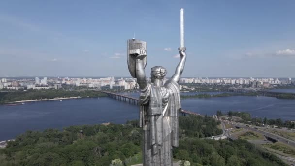 Kiev, Oekraïne: Luchtfoto van het Moederlandmonument. — Stockvideo