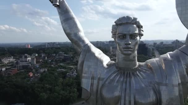 Kiev, Ukraina: Flygfoto av Motherland Monument. — Stockvideo