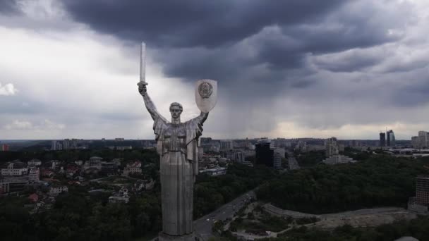 Kyiv, Ukrayna: Anavatan Anıtı 'nın havadan görünüşü. — Stok video