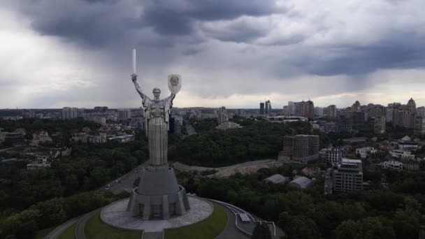 Kyiv, Ukrayna: Anavatan Anıtı 'nın havadan görünüşü. — Stok video