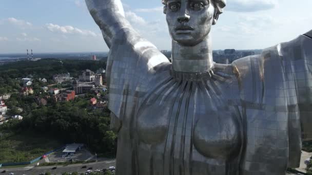 Kyiv, Ukraine: Aerial view of the Motherland Monument. — Stock Video