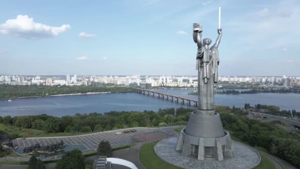 Kiev, Ucrânia: Vista aérea do Monumento da Pátria . — Vídeo de Stock