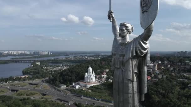 Kiev, Oekraïne: Luchtfoto van het Moederlandmonument. — Stockvideo