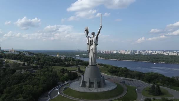 Kiev, Oekraïne: Luchtfoto van het Moederlandmonument. — Stockvideo