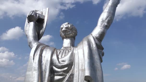 Kiev, Ukraina: Flygfoto av Motherland Monument. — Stockvideo
