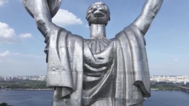 Kyiv, Ukrayna: Anavatan Anıtı 'nın havadan görünüşü.