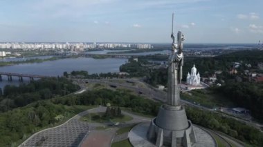 Kyiv, Ukrayna: Anavatan Anıtı 'nın havadan görünüşü.