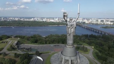 Kyiv, Ukrayna: Anavatan Anıtı 'nın havadan görünüşü.