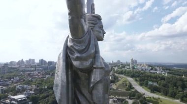 Kyiv, Ukrayna: Anavatan Anıtı 'nın havadan görünüşü.