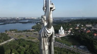Kyiv, Ukrayna: Anavatan Anıtı 'nın havadan görünüşü.