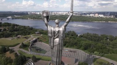Kyiv, Ukrayna: Anavatan Anıtı 'nın havadan görünüşü.