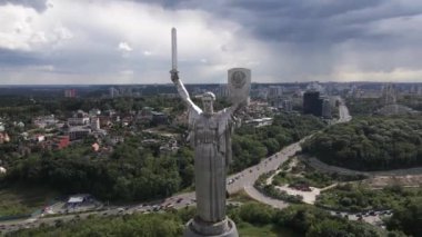 Kyiv, Ukrayna: Anavatan Anıtı 'nın havadan görünüşü.